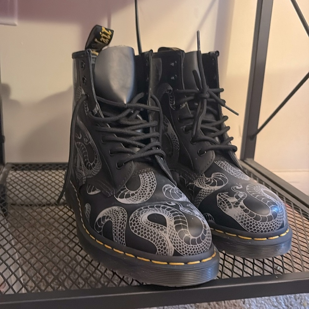 Dr Marten Boots size 7 Us M or 8 US L 

I would say it’s more of a 8.5 then an 8